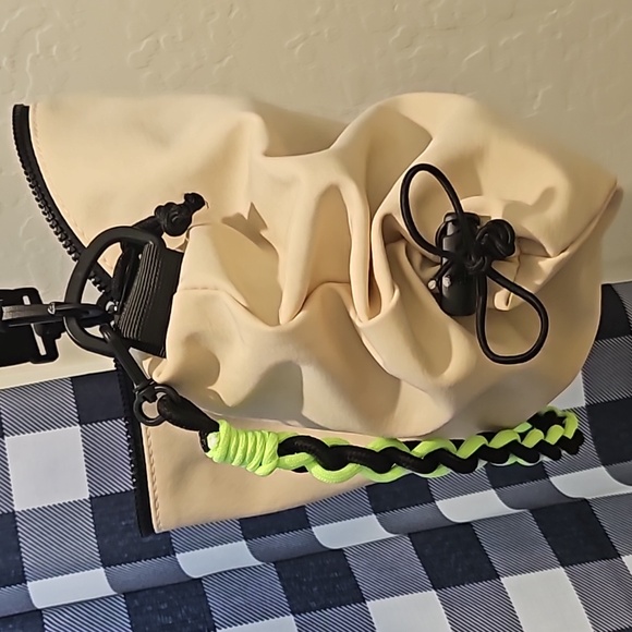 Slouchy tan crossbody - Picture 2 of 8